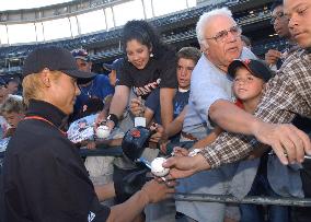 Giants' Shinjo signs autographs for fans